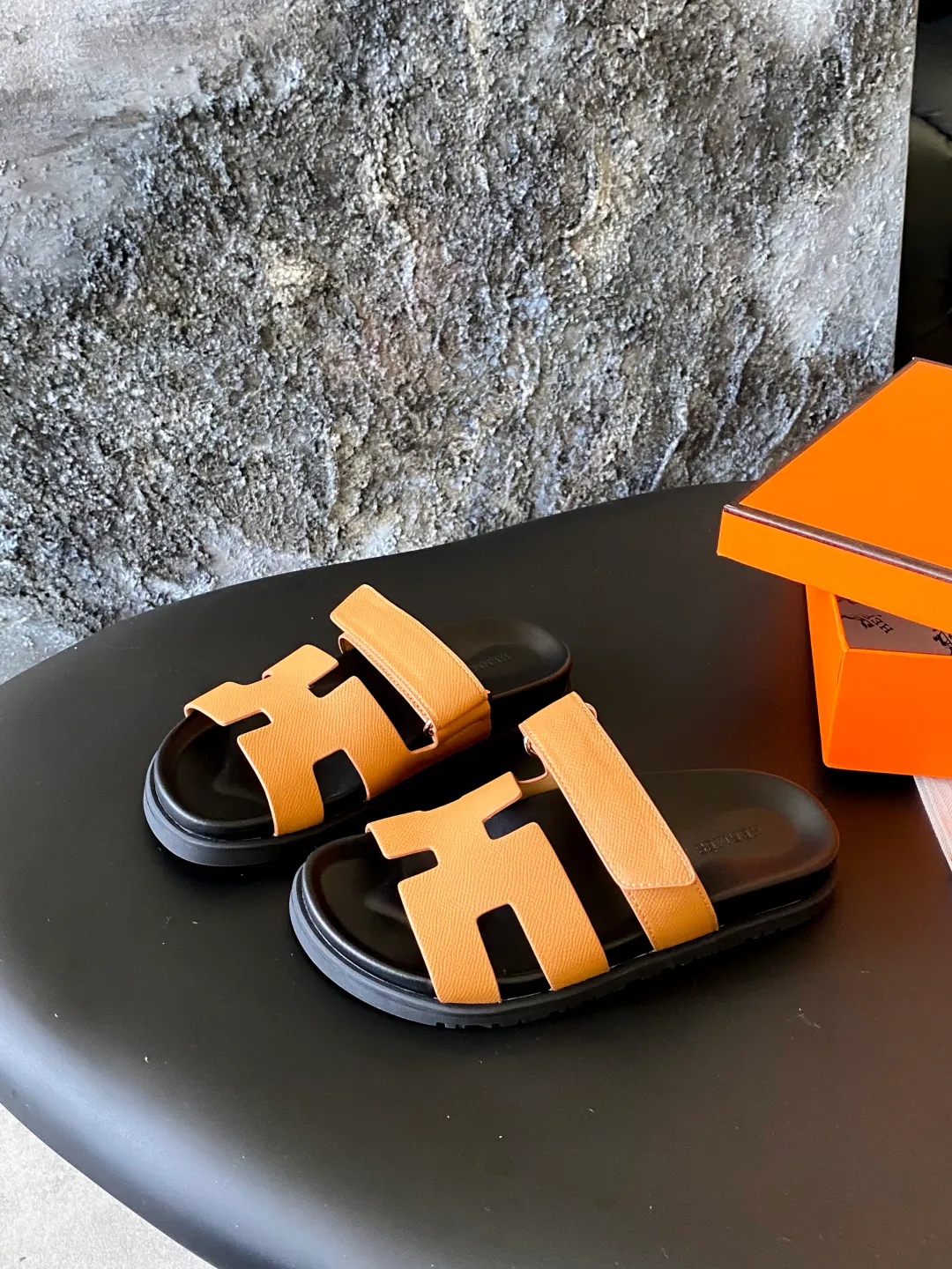 👟👟Ex-factory price 420👟👟 Men's size +10 𝐇𝐄𝐑𝐌𝐄𝐒Hermès slippers A must-have for summer🌞light luxury genuine leather slippers✨ dopamine slippers, add a touch of luxury to your summer💃! This pair of Erjiu slippers is made of original cowhide, with fine texture and good breathability, allowing you to wear them comfortably while keeping your feet fresh. The black and white tassel style is simple yet fashionable. The Velcro design makes it easy to adjust the tightness, making every step comfortable. Whether you go out for daily use or wear it for leisure at home, it can be used perfectly🏡👣. Moreover, this pair of slippers is not only suitable for girls, but boys can also find the right size! In the hot summer, let this pair of sandals become your foot savior. Code number: 35---44 (45 can be customized without return or exchange)